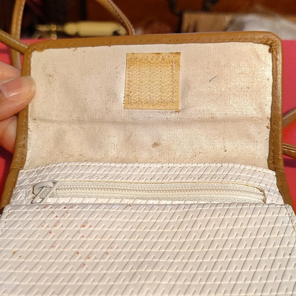 Vtg 80's Liz Claiborne Raised Logo Mini Crossbody Wallet - Picture 4 of 6